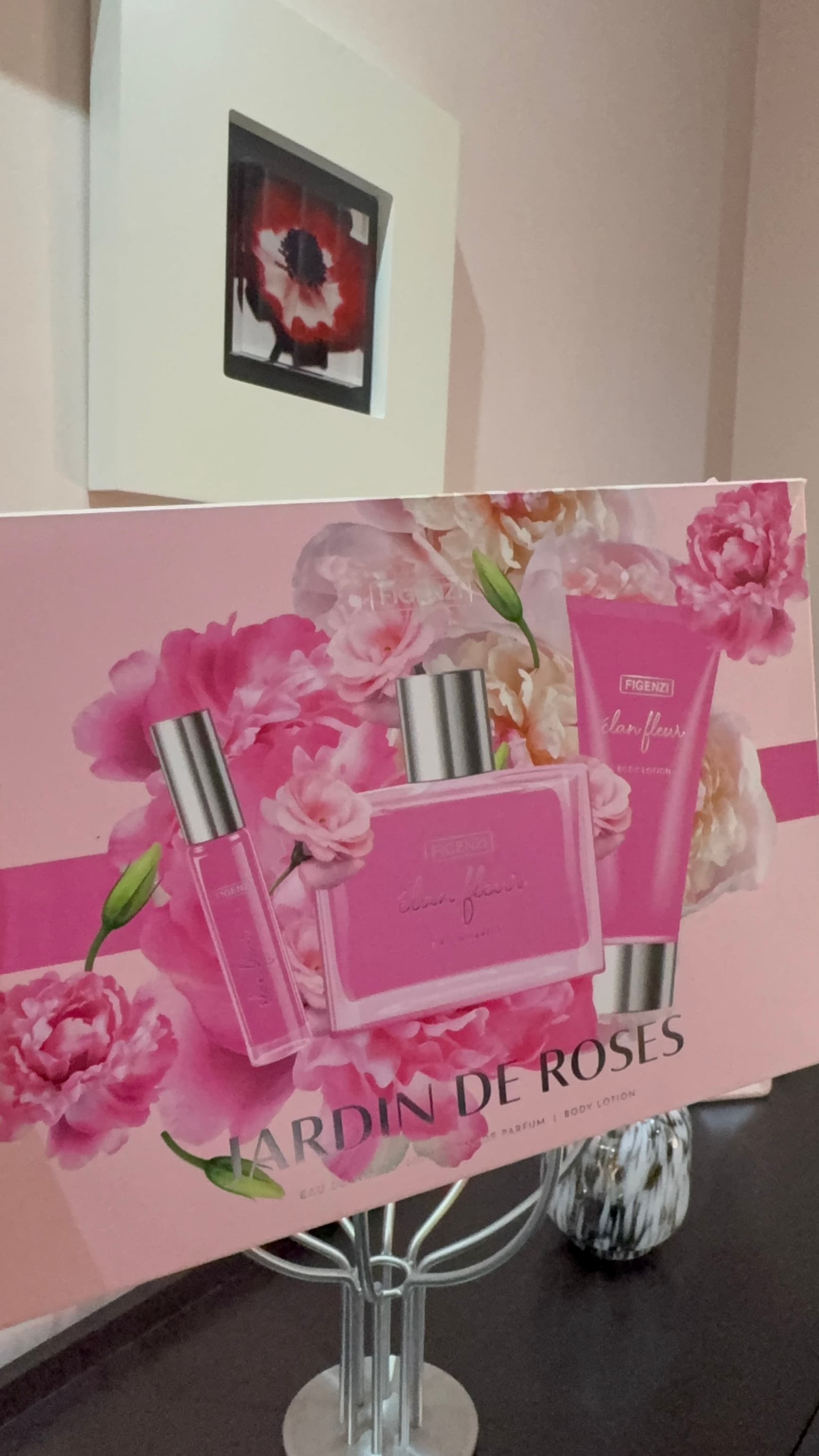 Roses 🌹💗، وهو طقم عطر نسائي برائحة الورد